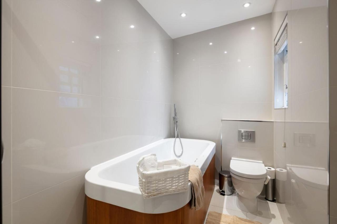 Stunning 4 Bedroom, 3 Bathroom House With Private Hottub & Gym - Escape London, In Lonon * London