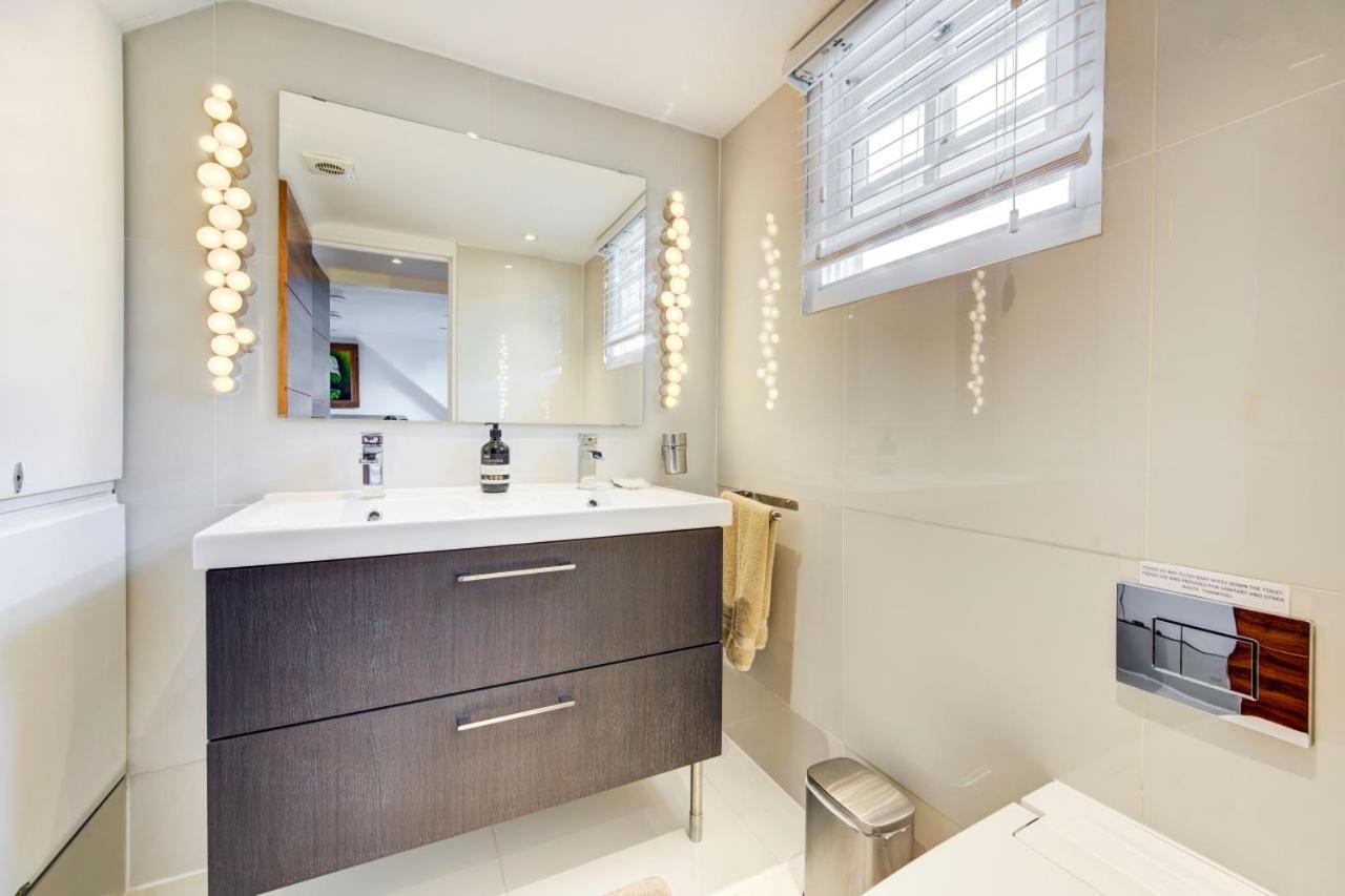 Stunning 4 Bedroom, 3 Bathroom House With Private Hottub & Gym - Escape London, In Lonon London