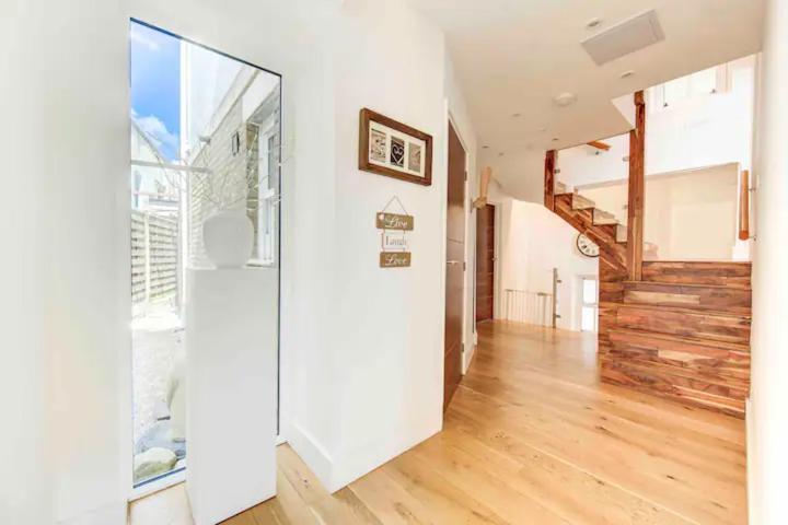 Stunning 4 Bedroom, 3 Bathroom House With Private Hottub & Gym - Escape London, In Lonon London