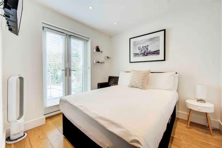 Holiday home Stunning 4 Bedroom, 3 Bathroom House With Private Hottub & Gym - Escape London, In Lonon *