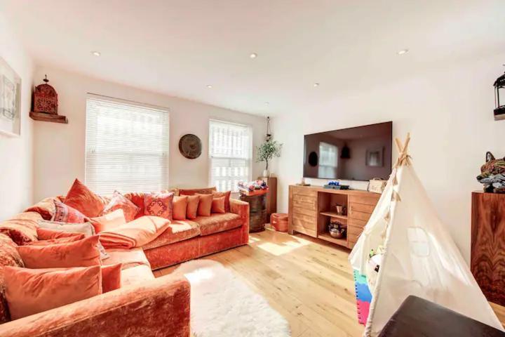 Stunning 4 Bedroom, 3 Bathroom House With Private Hottub & Gym - Escape London, In Lonon *