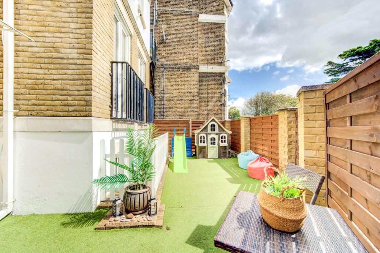 Stunning 4 Bedroom, 3 Bathroom House With Private Hottub & Gym - Escape London, In Lonon *