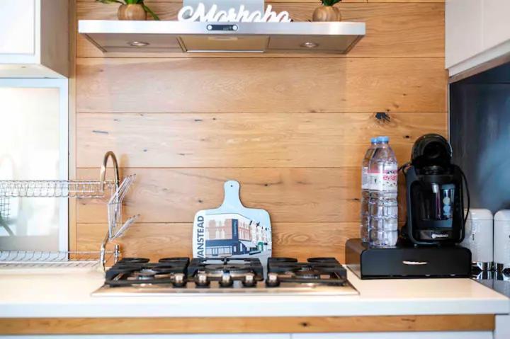 Stunning 4 Bedroom, 3 Bathroom House With Private Hottub & Gym - Escape London, In Lonon