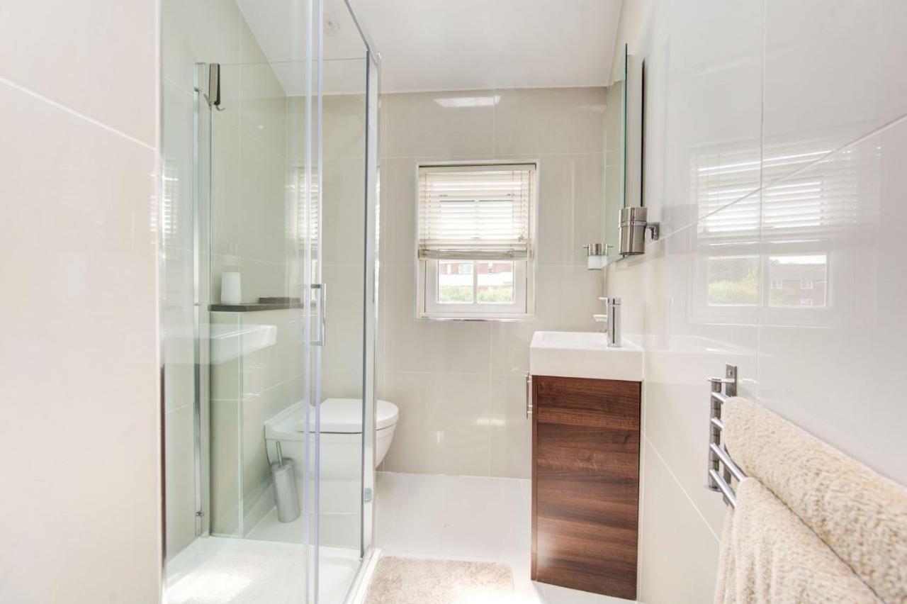 Stunning 4 Bedroom, 3 Bathroom House With Private Hottub & Gym - Escape London, In Lonon Holiday home *