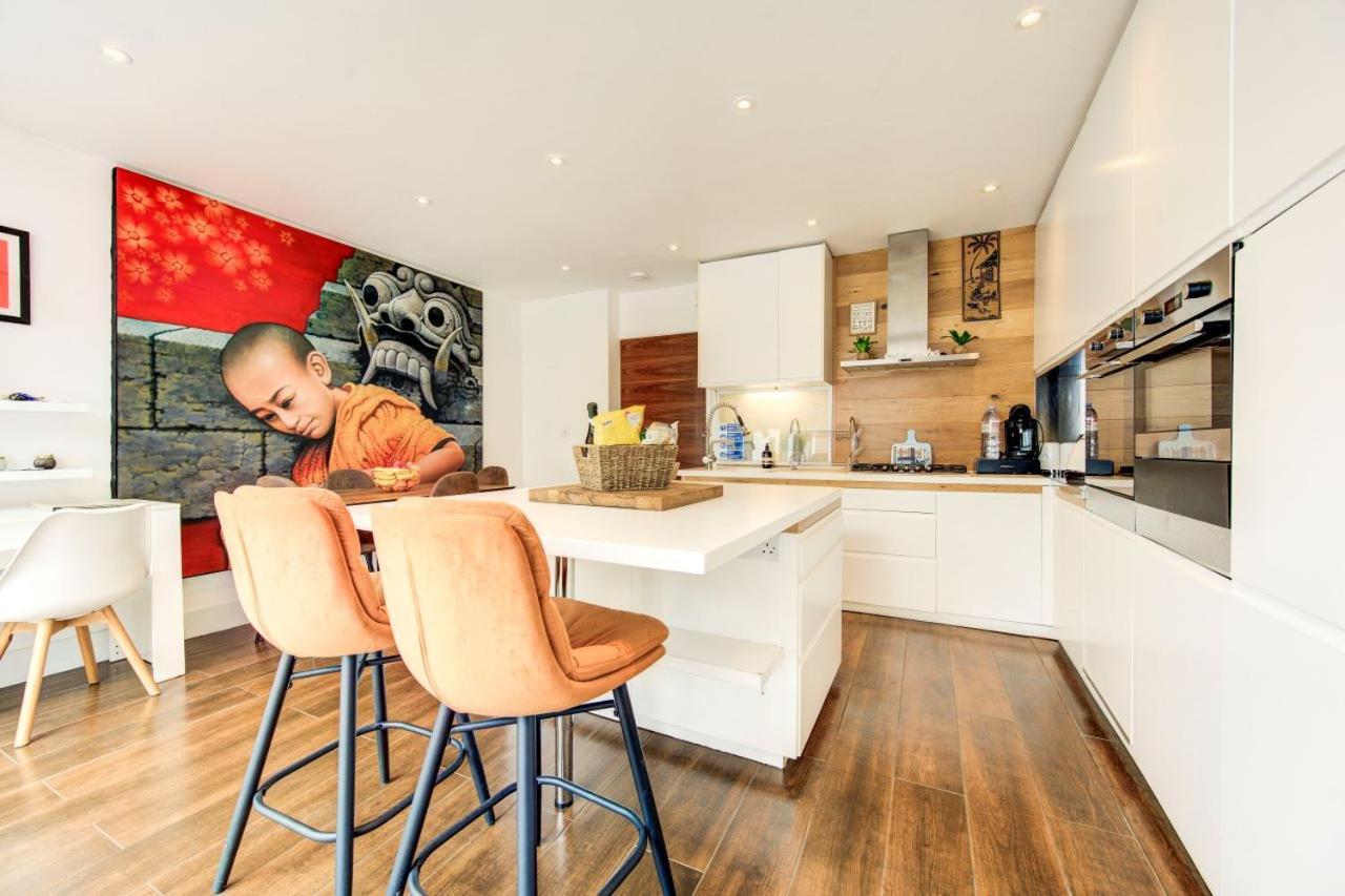 Stunning 4 Bedroom, 3 Bathroom House With Private Hottub & Gym - Escape London, In Lonon Holiday home