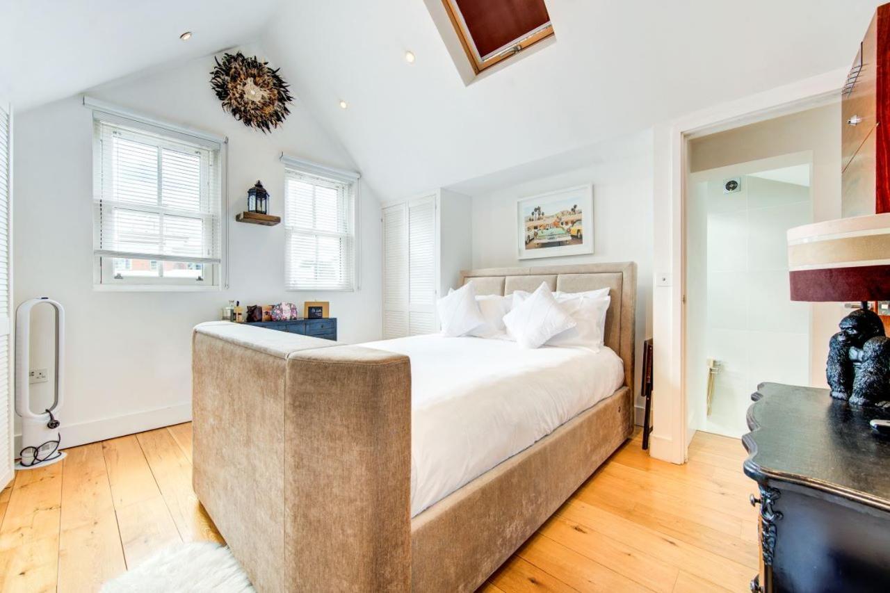 Stunning 4 Bedroom, 3 Bathroom House With Private Hottub & Gym - Escape London, In Lonon