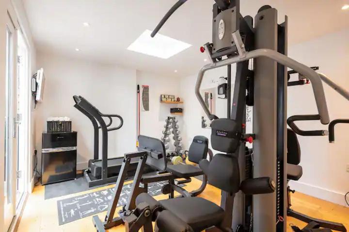 Stunning 4 Bedroom, 3 Bathroom House With Private Hottub & Gym - Escape London, In Lonon Holiday home