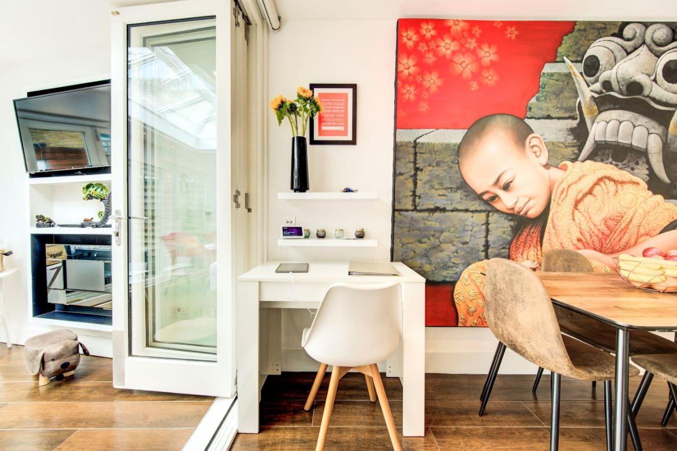 Holiday home Stunning 4 Bedroom, 3 Bathroom House With Private Hottub & Gym - Escape London, In Lonon *