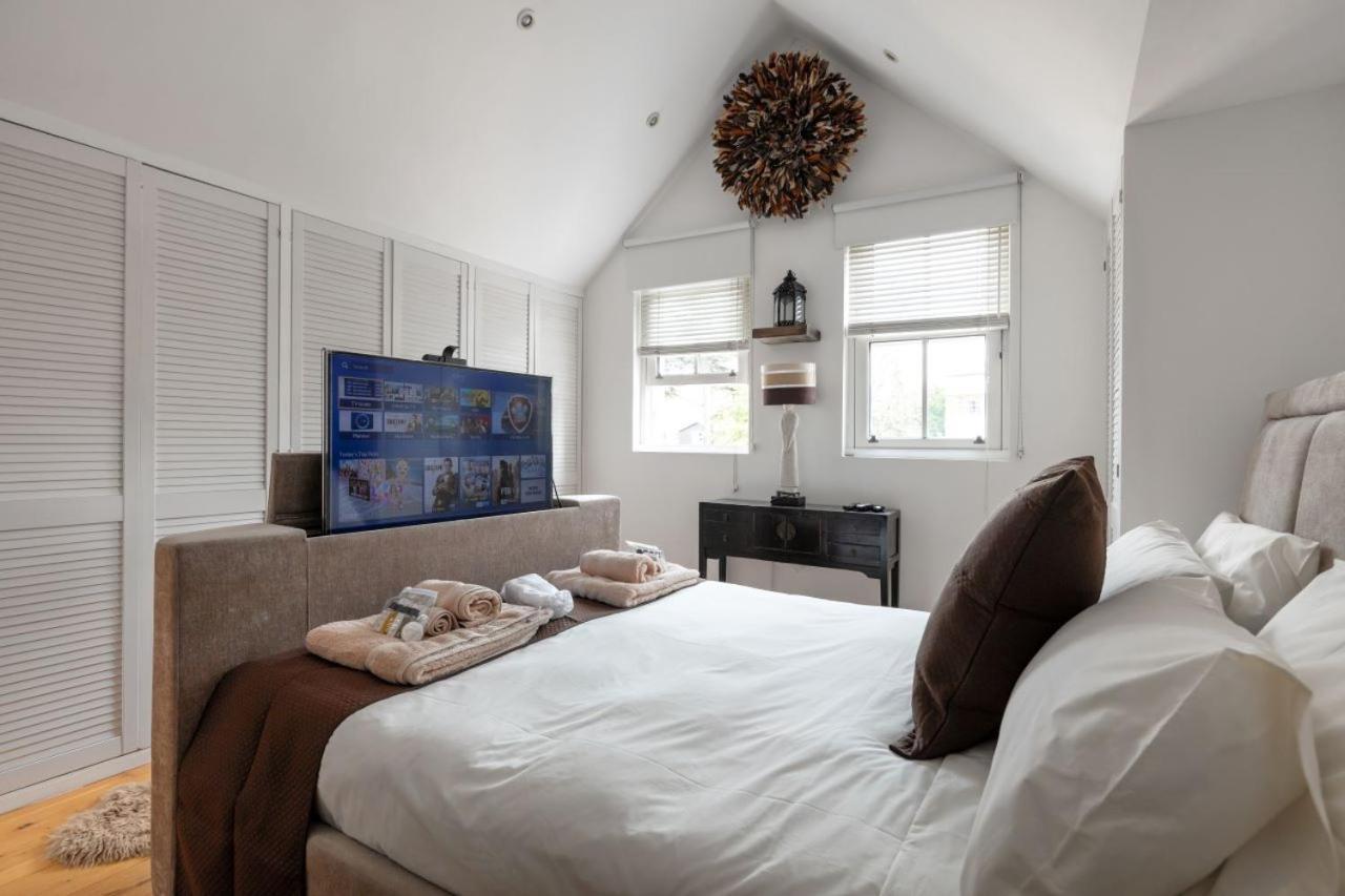 Stunning 4 Bedroom, 3 Bathroom House With Private Hottub & Gym - Escape London, In Lonon