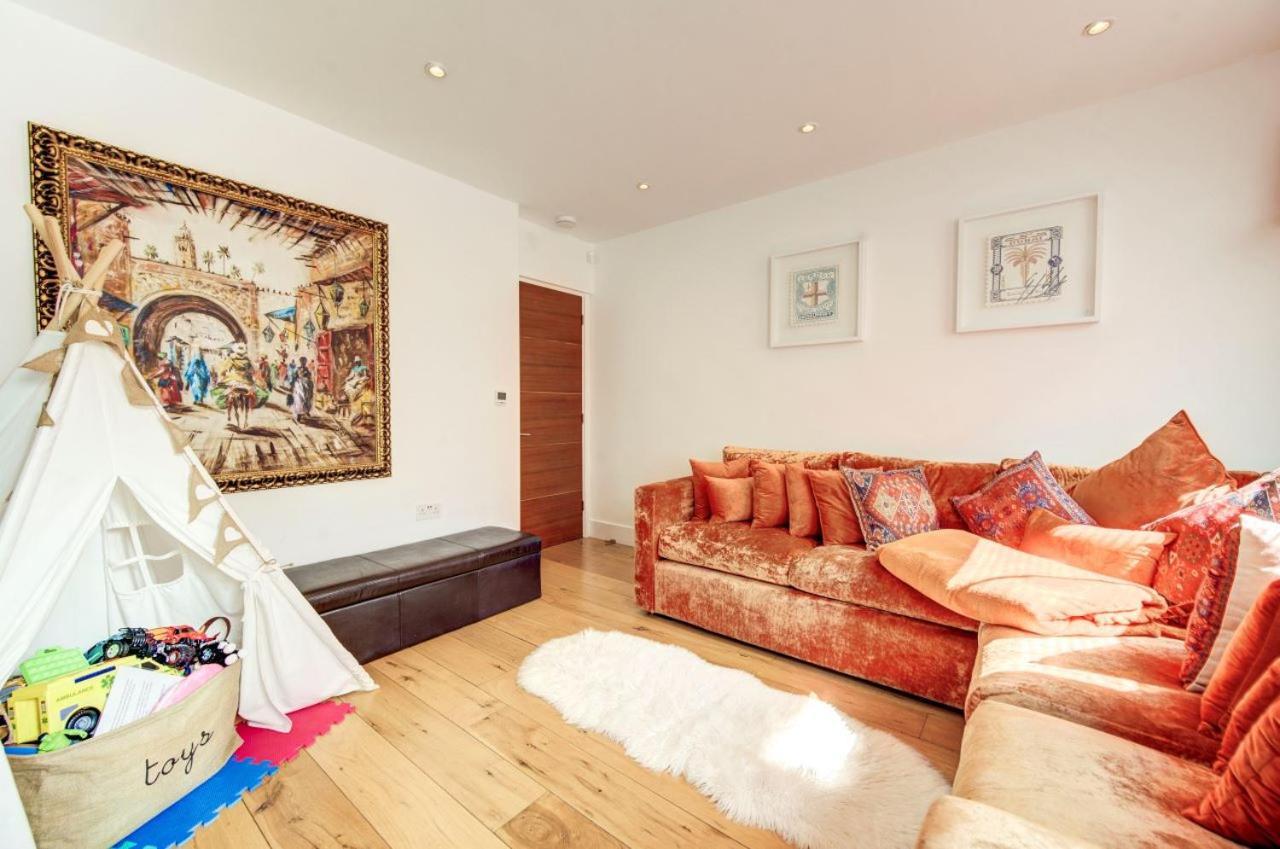 Stunning 4 Bedroom, 3 Bathroom House With Private Hottub & Gym - Escape London, In Lonon Holiday home *