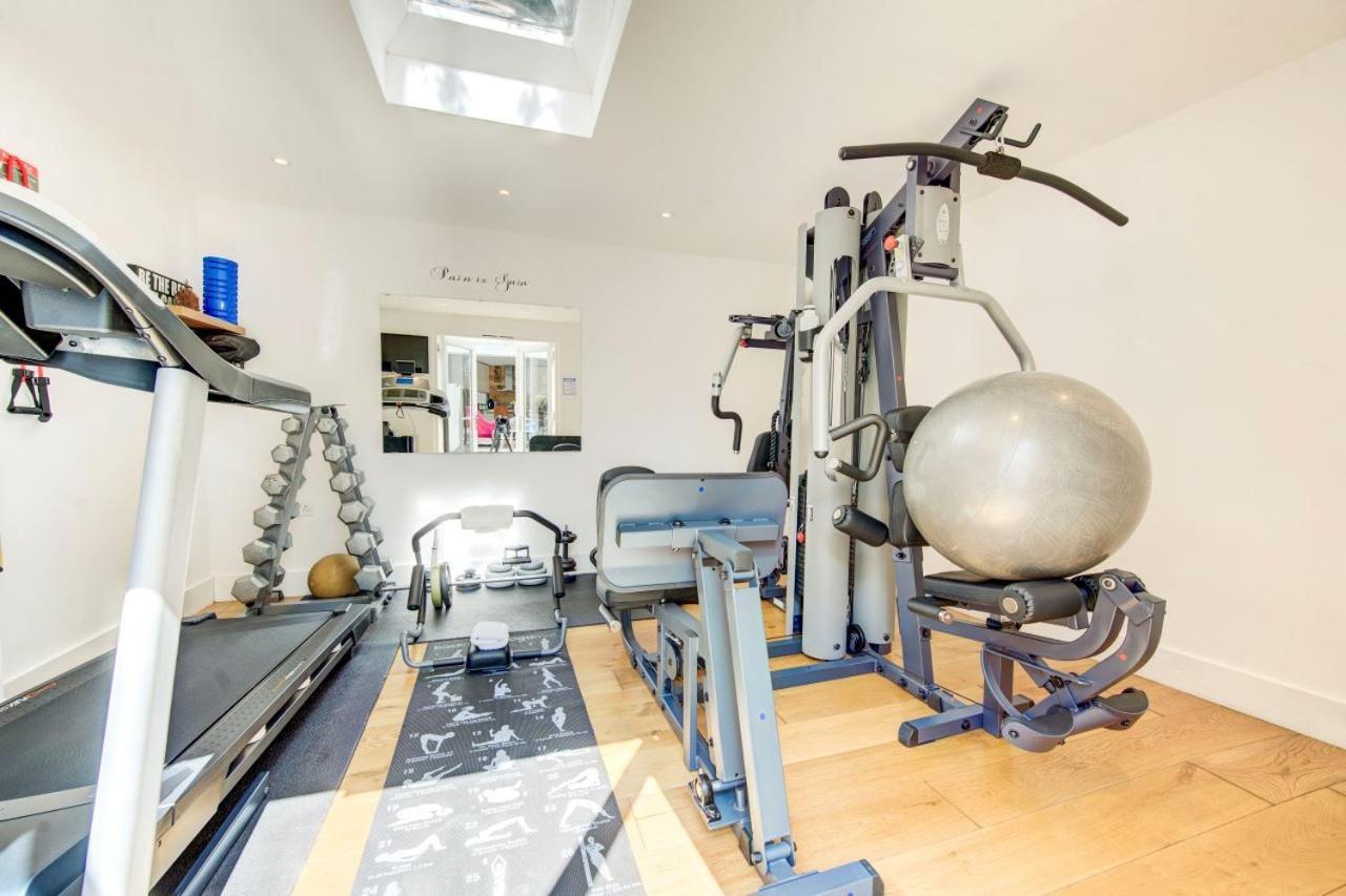 Holiday home Stunning 4 Bedroom, 3 Bathroom House With Private Hottub & Gym - Escape London, In Lonon