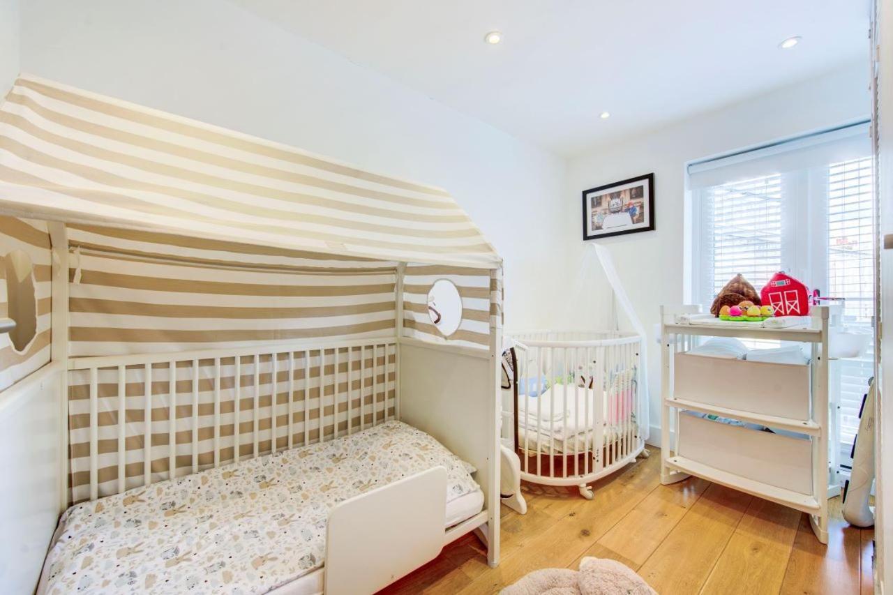 Stunning 4 Bedroom, 3 Bathroom House With Private Hottub & Gym - Escape London, In Lonon *