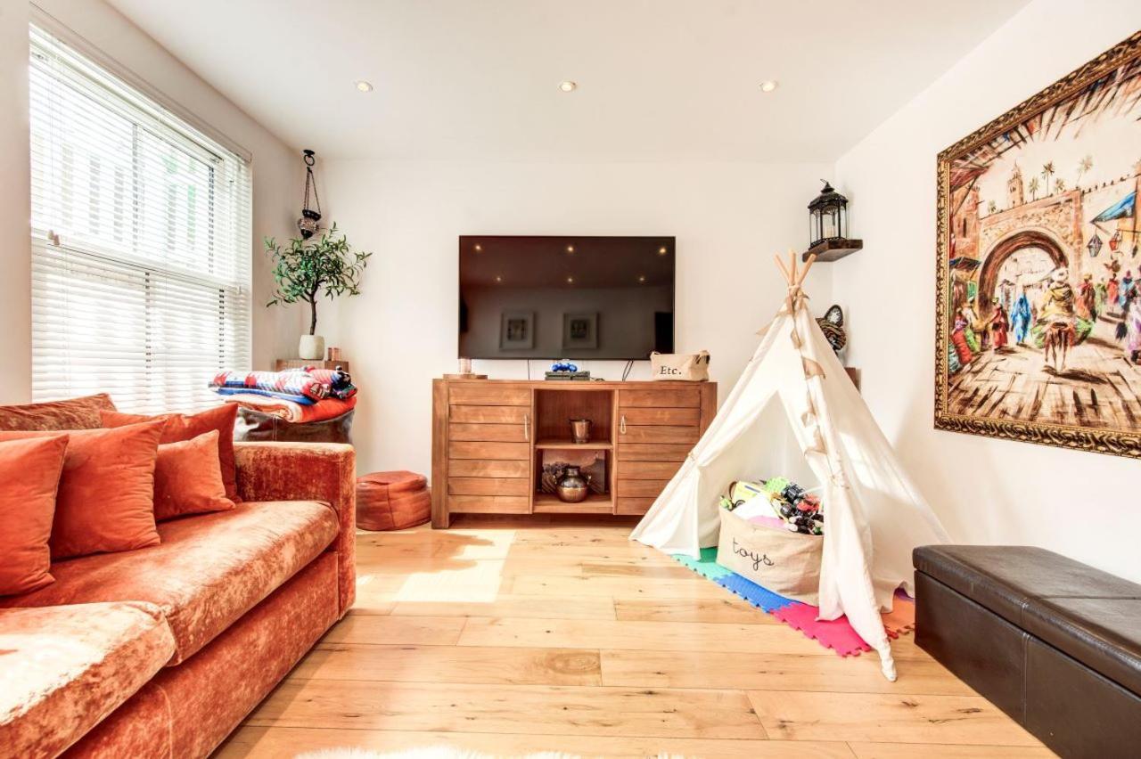 Stunning 4 Bedroom, 3 Bathroom House With Private Hottub & Gym - Escape London, In Lonon