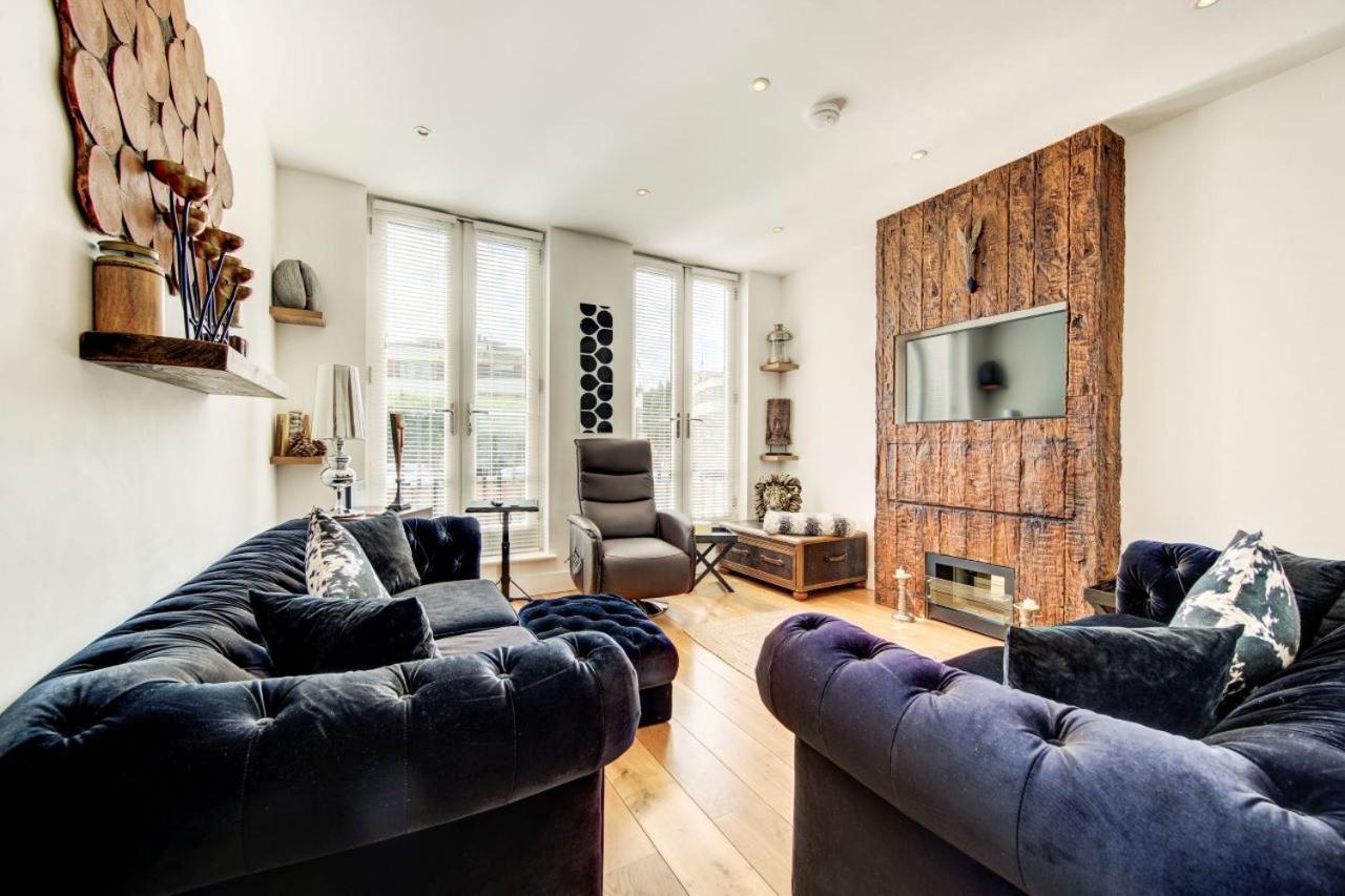 Stunning 4 Bedroom, 3 Bathroom House With Private Hottub & Gym - Escape London, In Lonon Holiday home London
