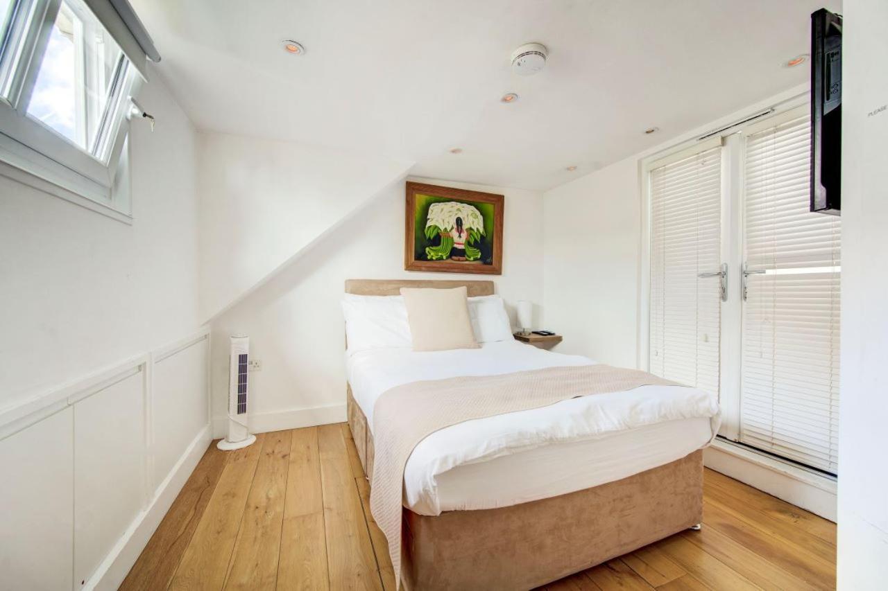 Stunning 4 Bedroom, 3 Bathroom House With Private Hottub & Gym - Escape London, In Lonon London