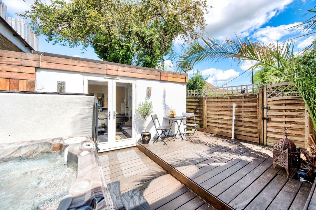 Stunning 4 Bedroom, 3 Bathroom House With Private Hottub & Gym - Escape London, In Lonon Holiday home