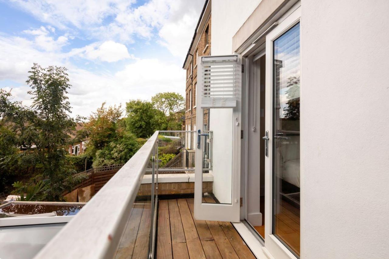 Stunning 4 Bedroom, 3 Bathroom House With Private Hottub & Gym - Escape London, In Lonon *