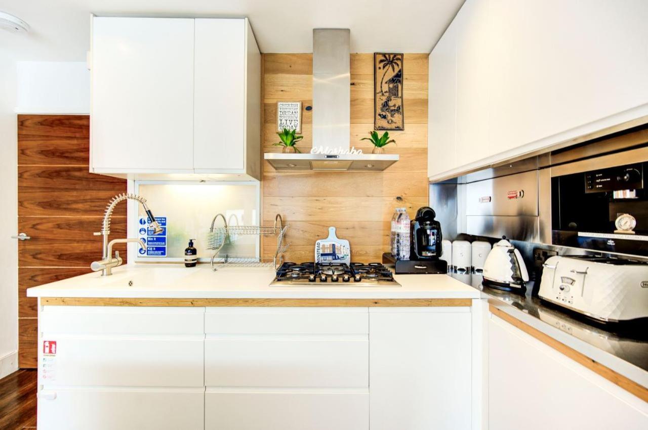 Ferienhaus Stunning 4 Bedroom, 3 Bathroom House With Private Hottub & Gym - Escape London, In Lonon London