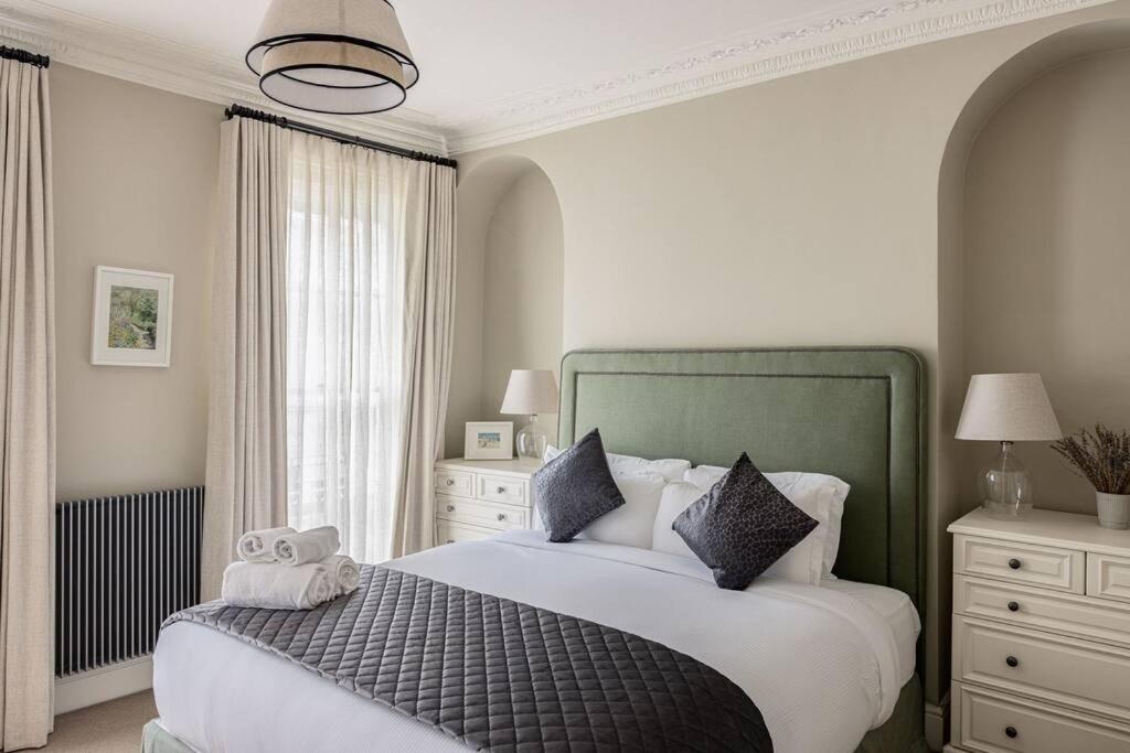 A Grand Four Bedroom Townhouse At Knightsbridge