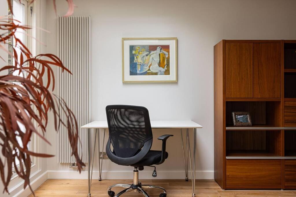 A Grand Four Bedroom Townhouse At Knightsbridge London