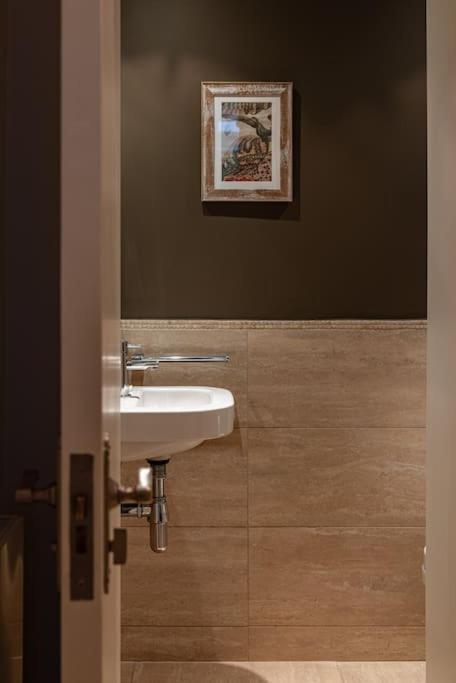 A Grand Four Bedroom Townhouse At Knightsbridge *