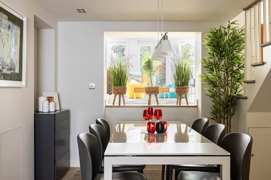 A Grand Four Bedroom Townhouse At Knightsbridge