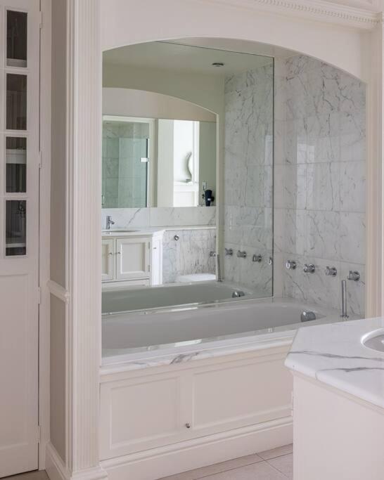 A Grand Four Bedroom Townhouse At Knightsbridge London