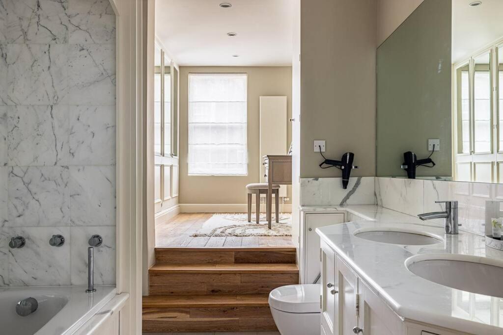 A Grand Four Bedroom Townhouse At Knightsbridge London