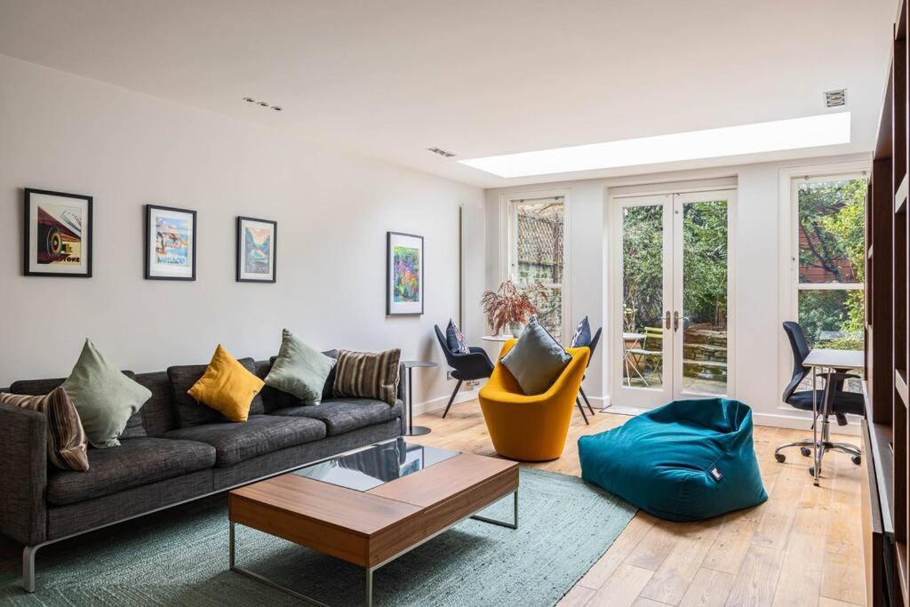 A Grand Four Bedroom Townhouse At Knightsbridge