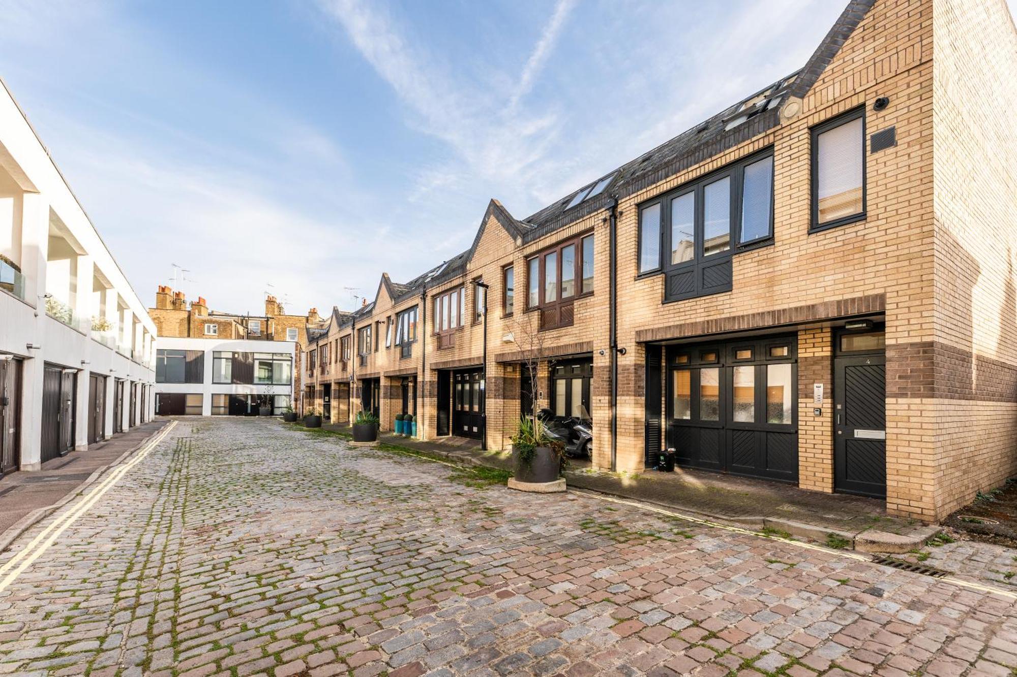 Elegant Mews * London