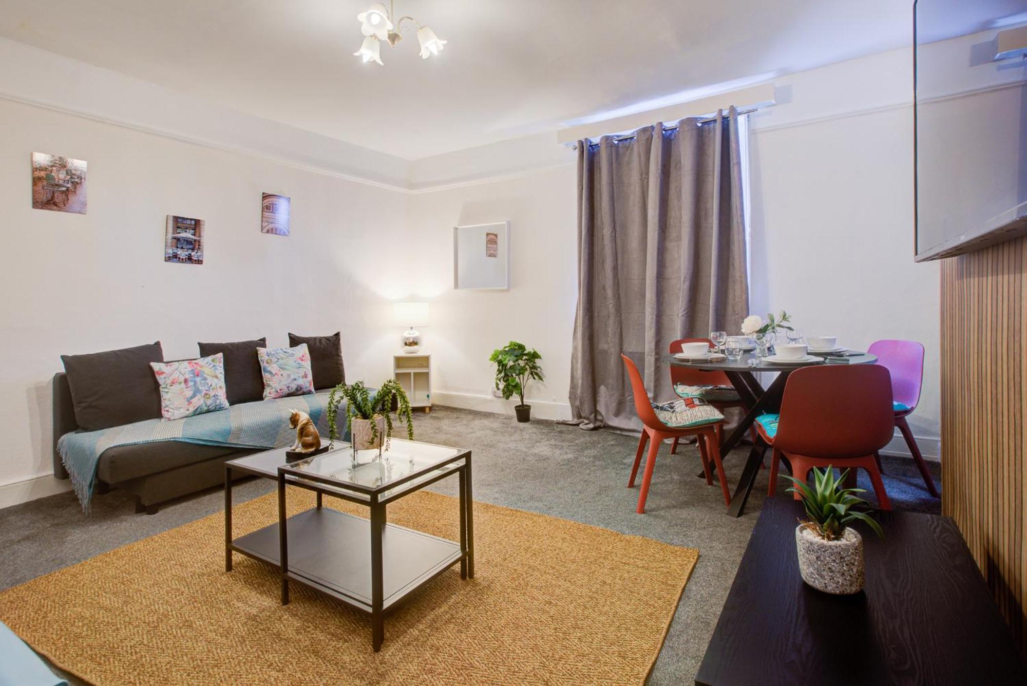 2 Bedroom And Living In * Londres