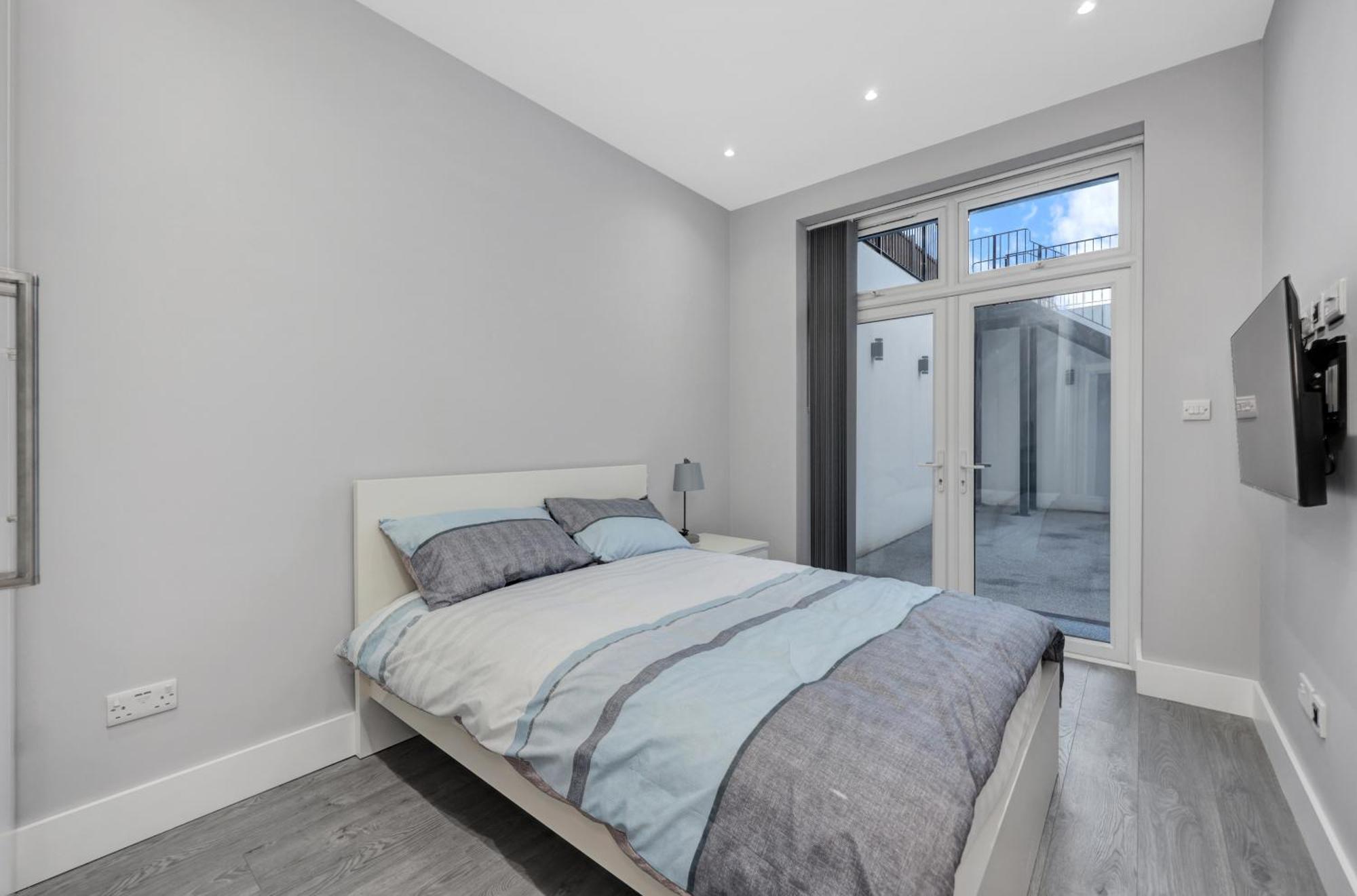 Your Cosy Modern 3 Double Bedroom - Fully Furnished - 5 Mins Walk To Stn Apartment London