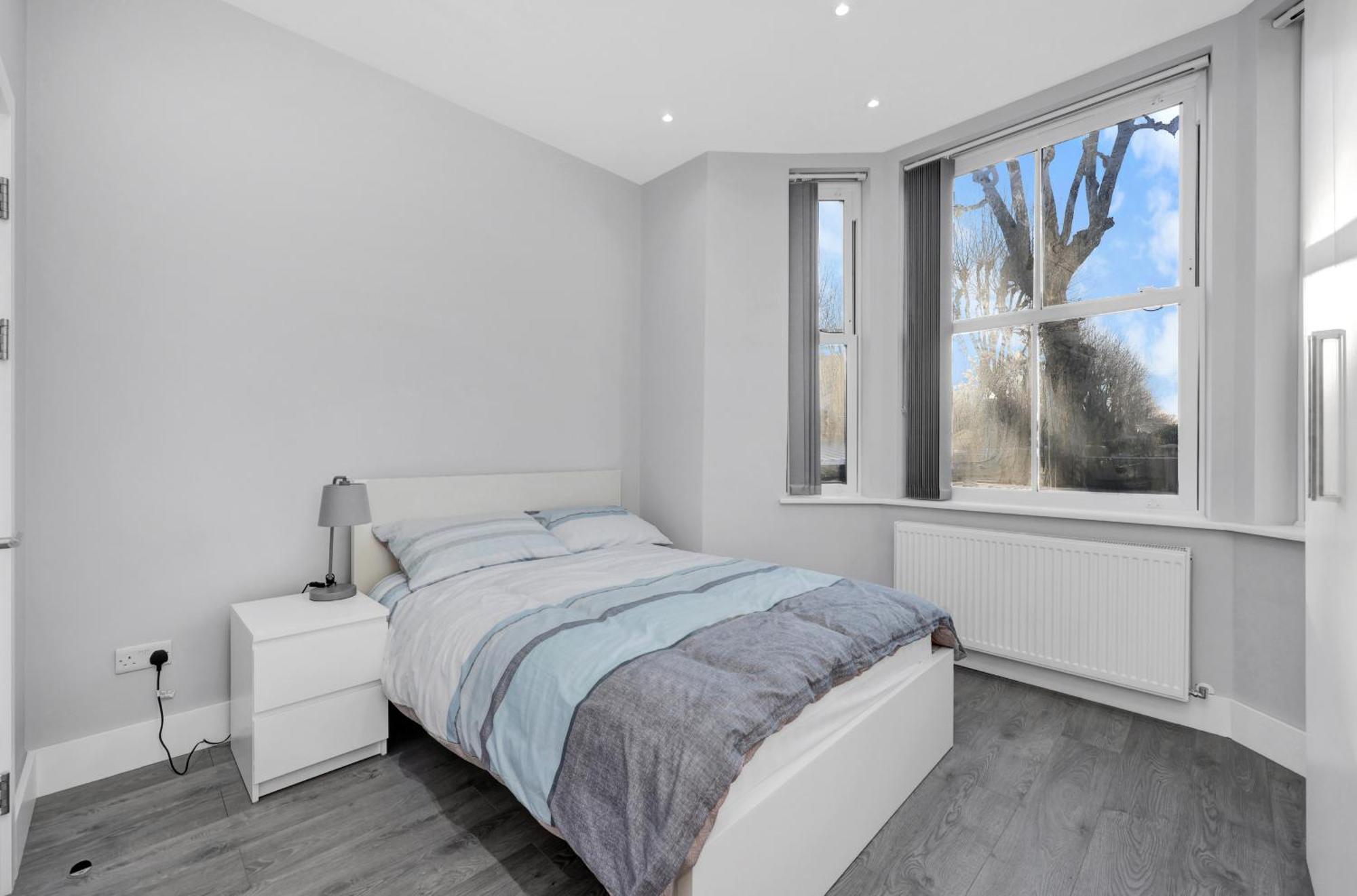 Your Cosy Modern 3 Double Bedroom - Fully Furnished - 5 Mins Walk To Stn *