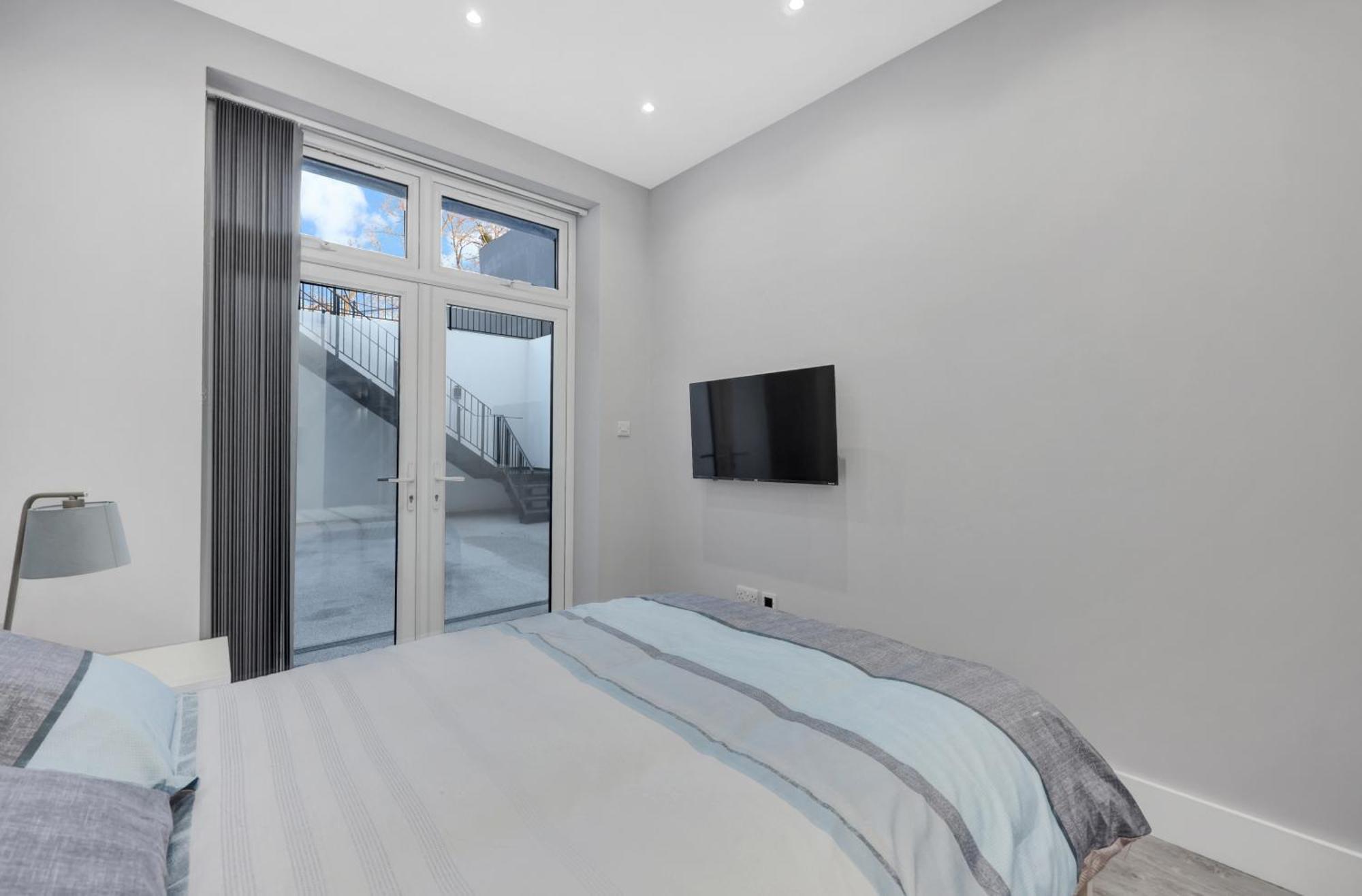Your Cosy Modern 3 Double Bedroom - Fully Furnished - 5 Mins Walk To Stn Apartment *