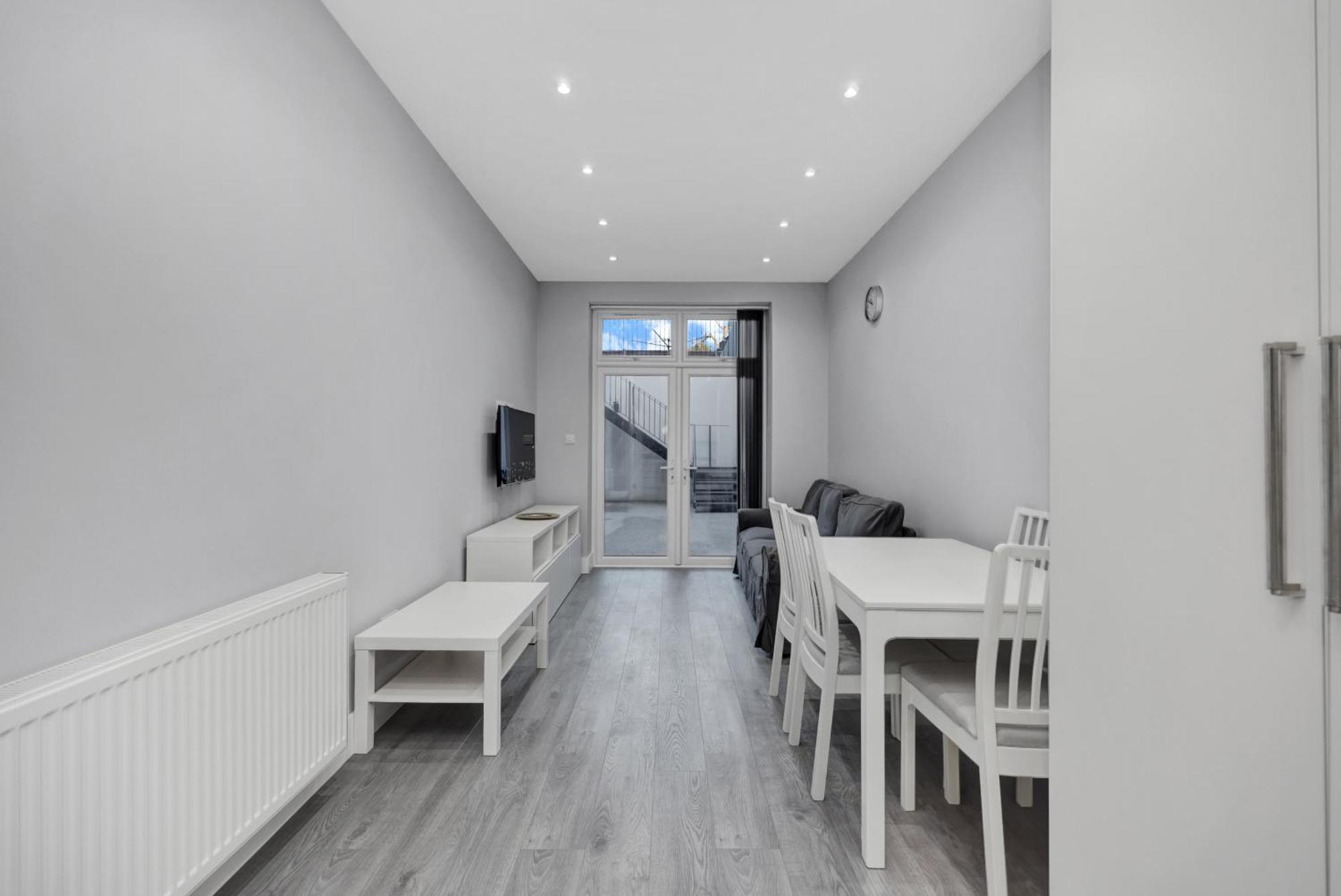 Your Cosy Modern 3 Double Bedroom - Fully Furnished - 5 Mins Walk To Stn Apartment