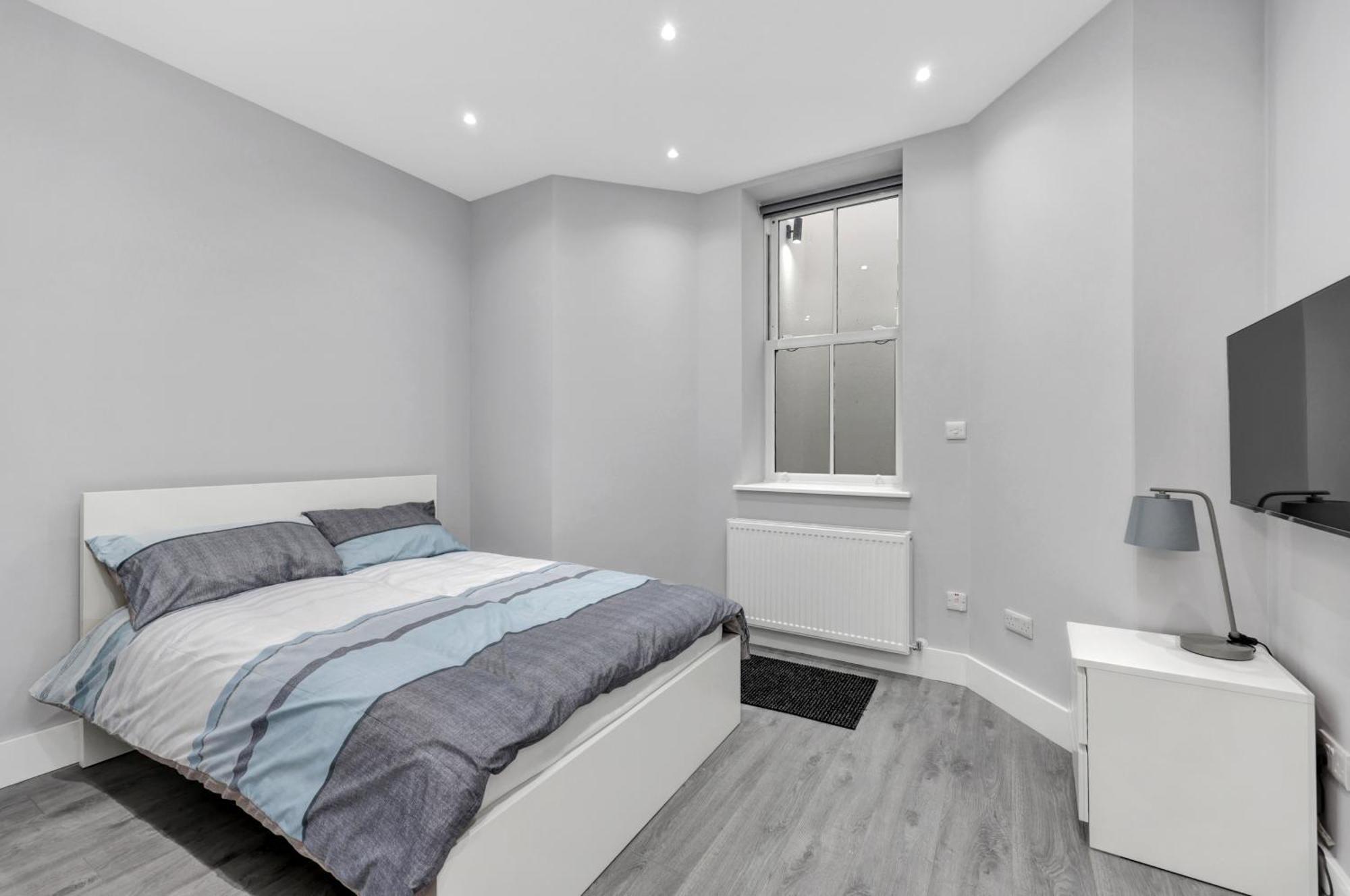 Your Cosy Modern 3 Double Bedroom - Fully Furnished - 5 Mins Walk To Stn *