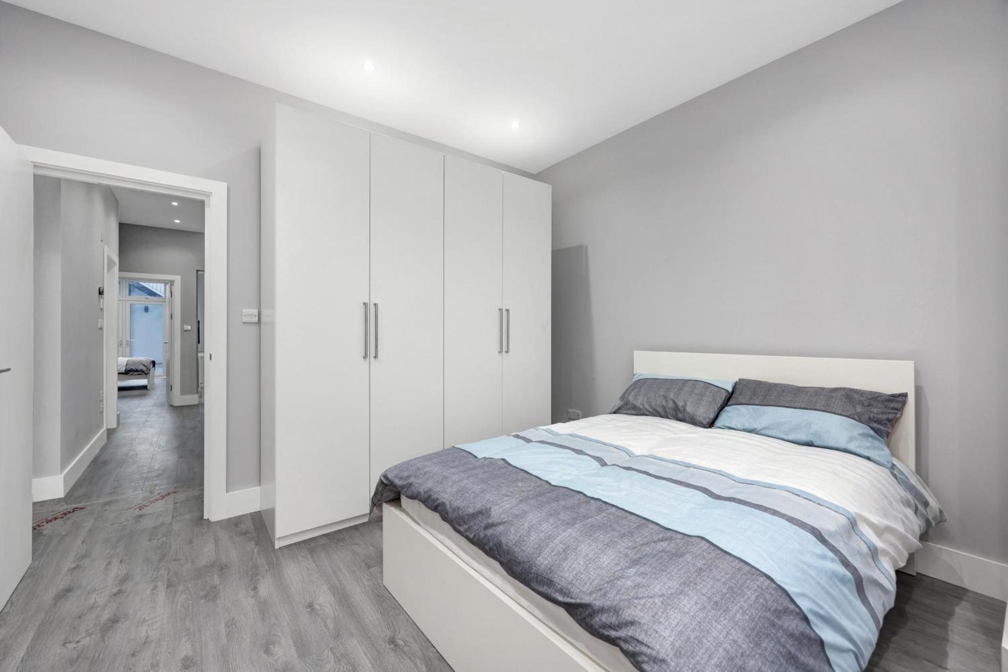 Your Cosy Modern 3 Double Bedroom - Fully Furnished - 5 Mins Walk To Stn