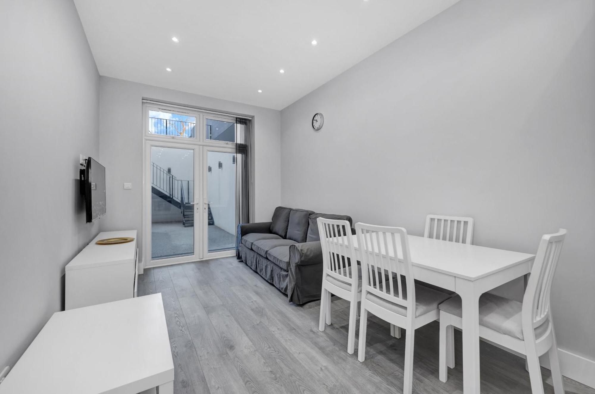 Apartment Your Cosy Modern 3 Double Bedroom - Fully Furnished - 5 Mins Walk To Stn London