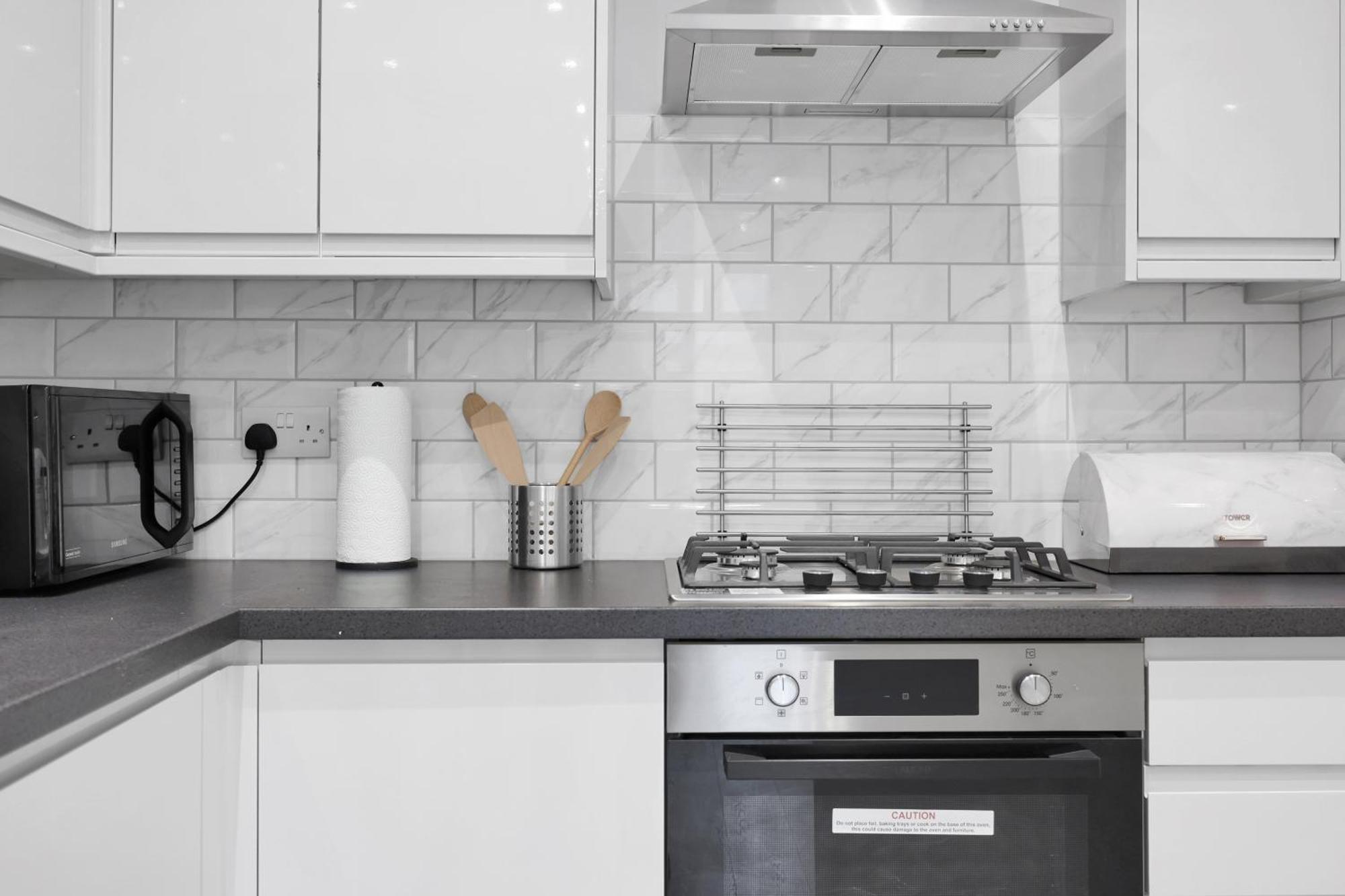 Your Cosy Modern 3 Double Bedroom - Fully Furnished - 5 Mins Walk To Stn * London