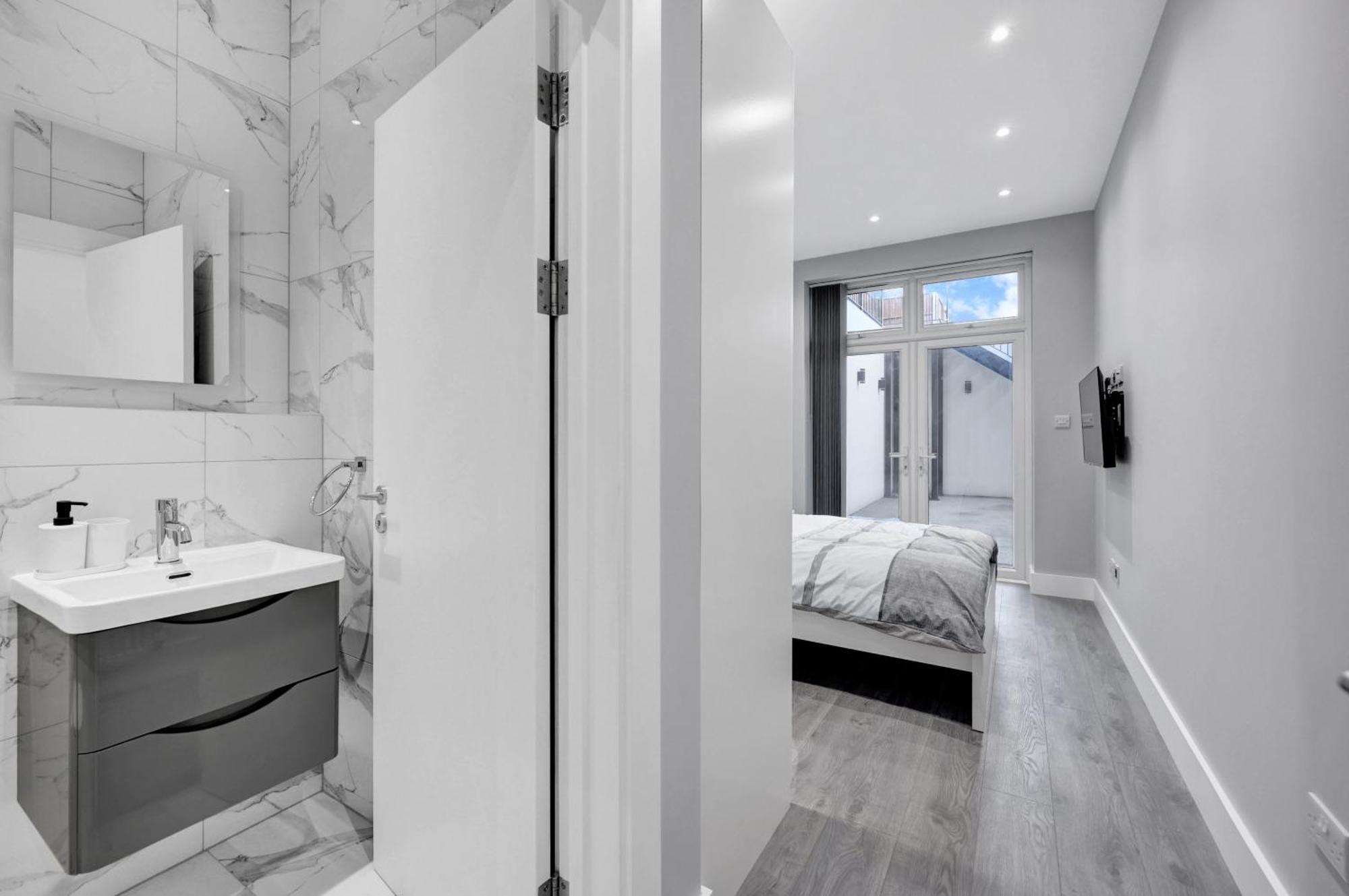 Your Cosy Modern 3 Double Bedroom - Fully Furnished - 5 Mins Walk To Stn London