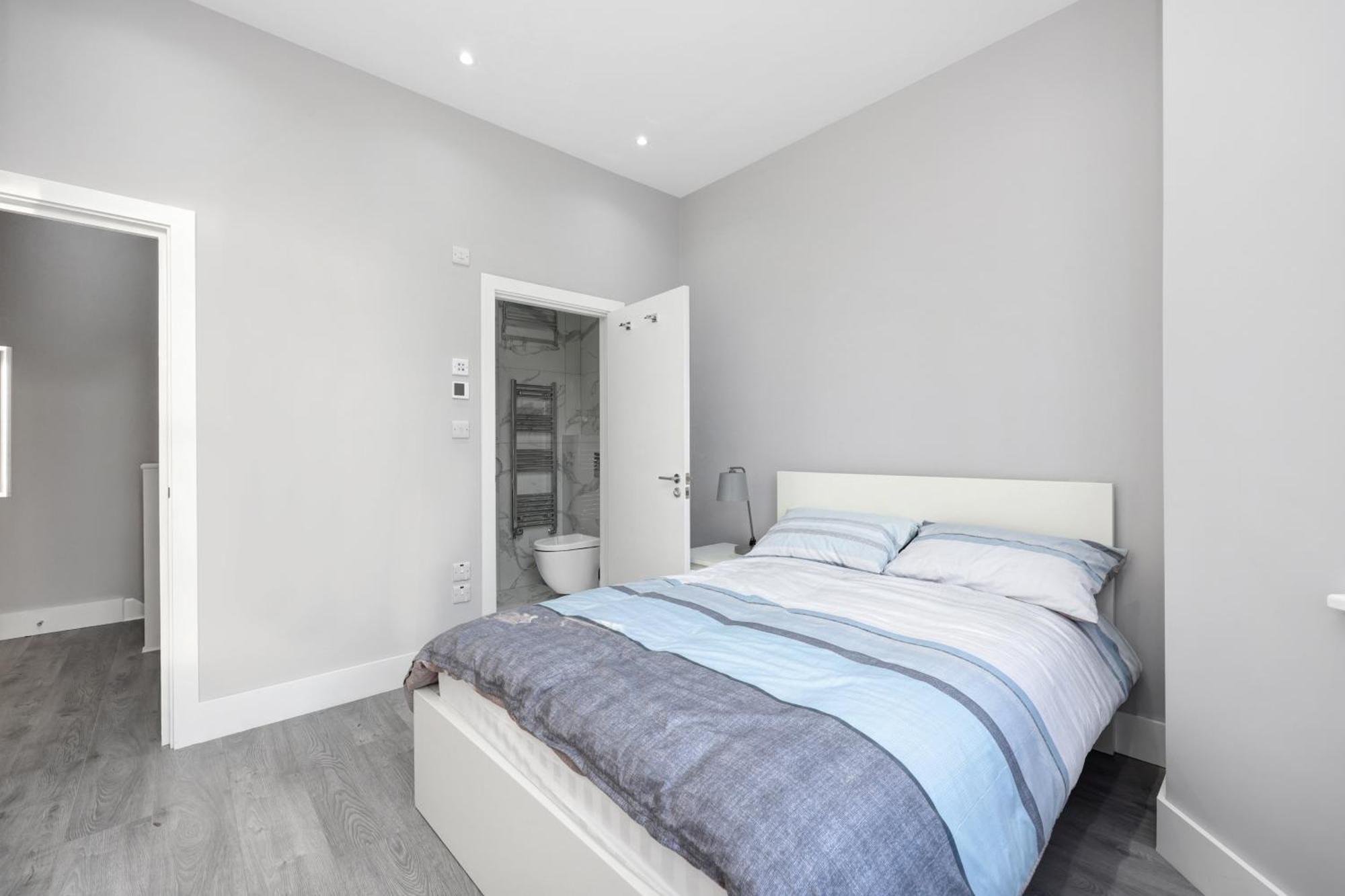 Your Cosy Modern 3 Double Bedroom - Fully Furnished - 5 Mins Walk To Stn Apartment