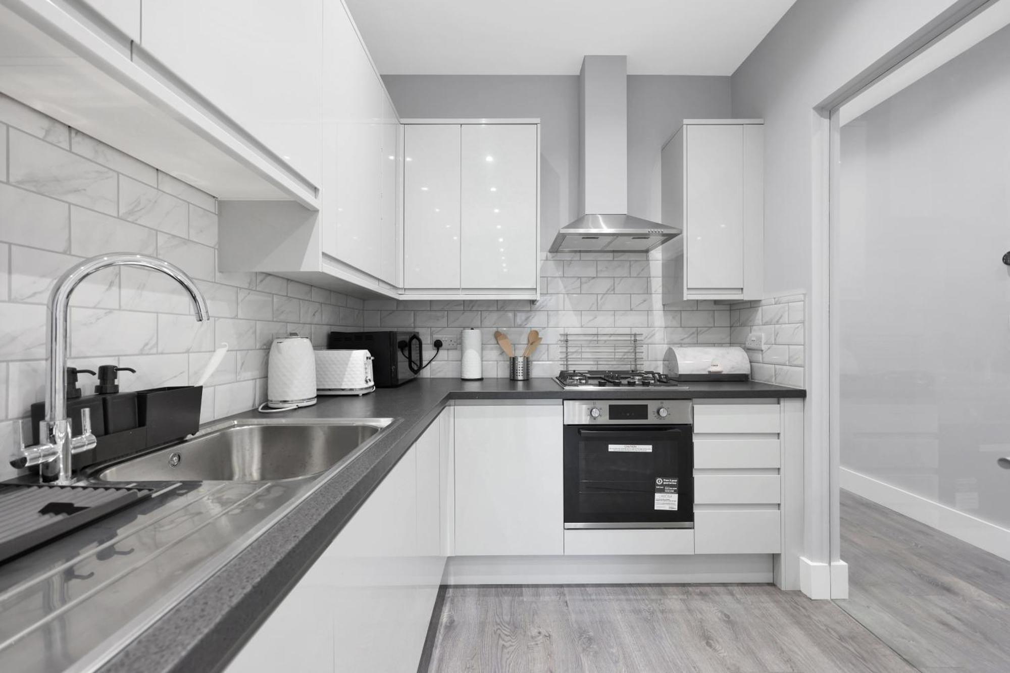 Apartment Your Cosy Modern 3 Double Bedroom - Fully Furnished - 5 Mins Walk To Stn London