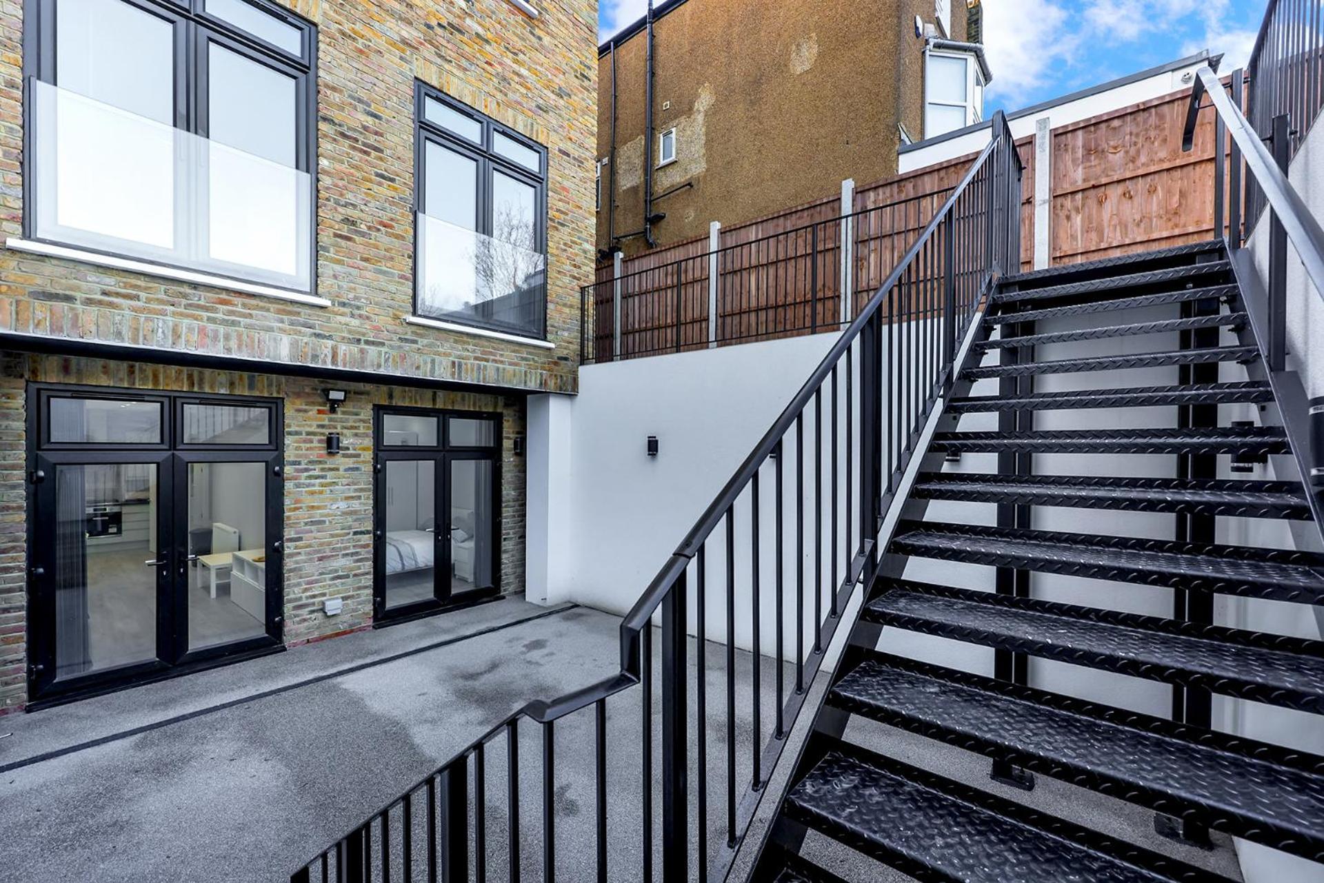 Your Cosy Modern 3 Double Bedroom - Fully Furnished - 5 Mins Walk To Stn