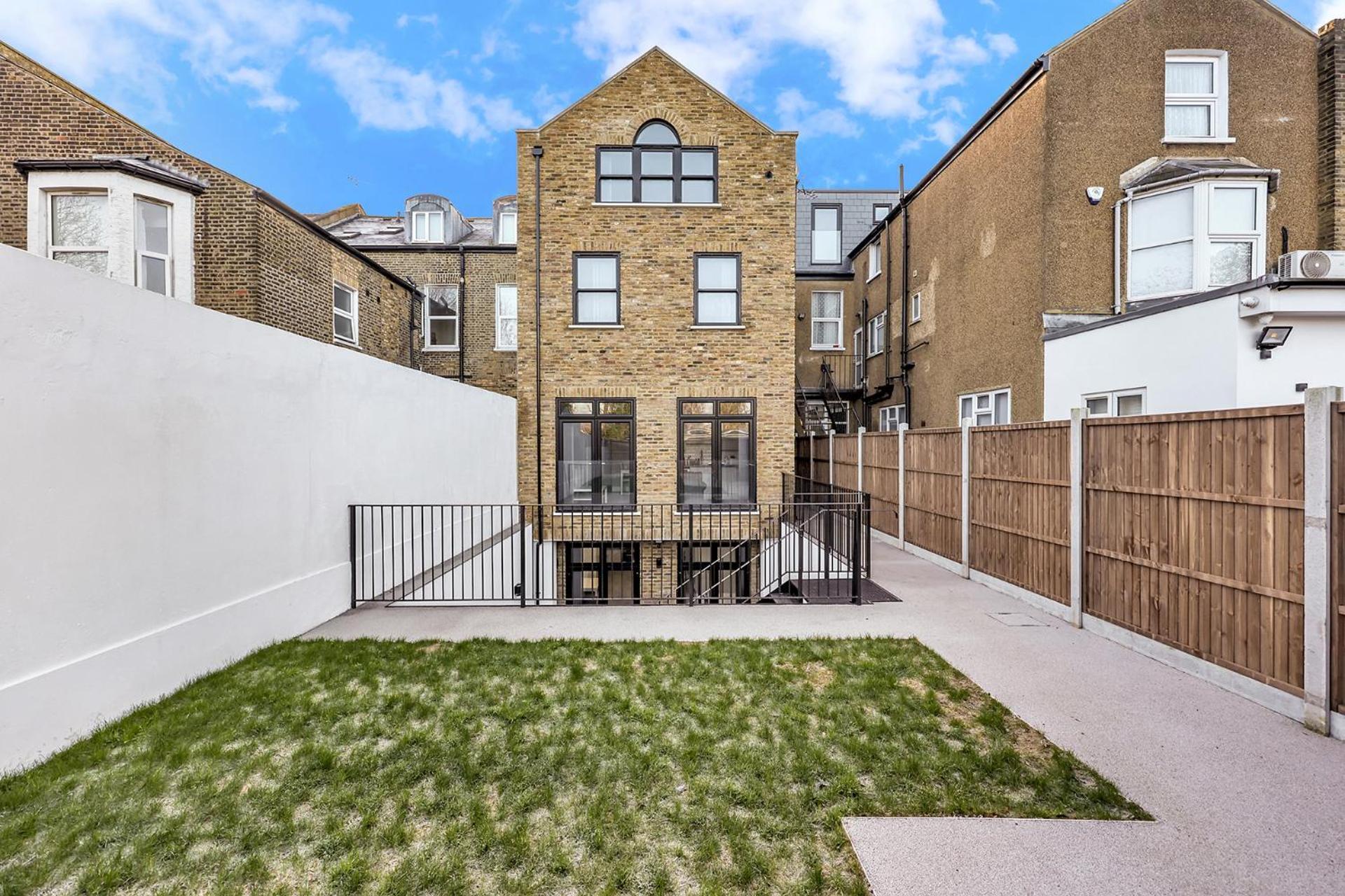 Your Cosy Modern 3 Double Bedroom - Fully Furnished - 5 Mins Walk To Stn Apartment *