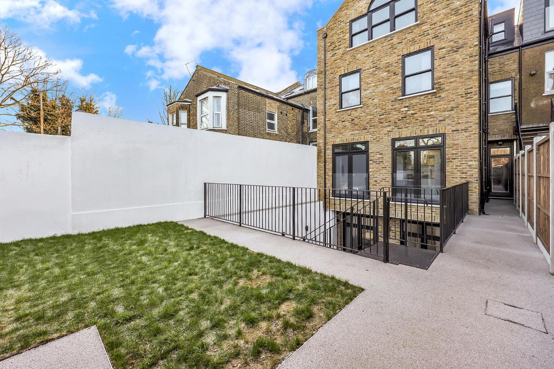 Your Cosy Modern 3 Double Bedroom - Fully Furnished - 5 Mins Walk To Stn Apartment London