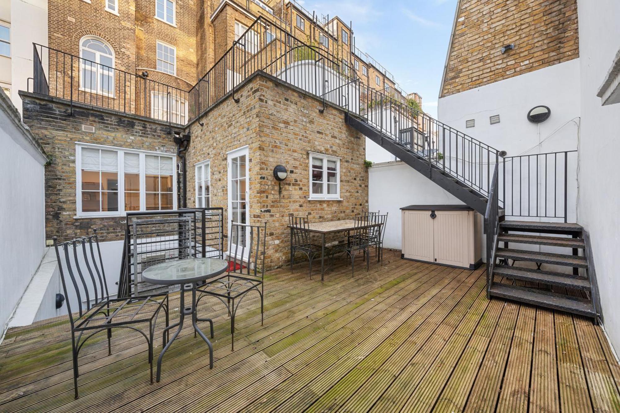 Stunning 2 Bed 2 Bath With Air Con + Garden * London