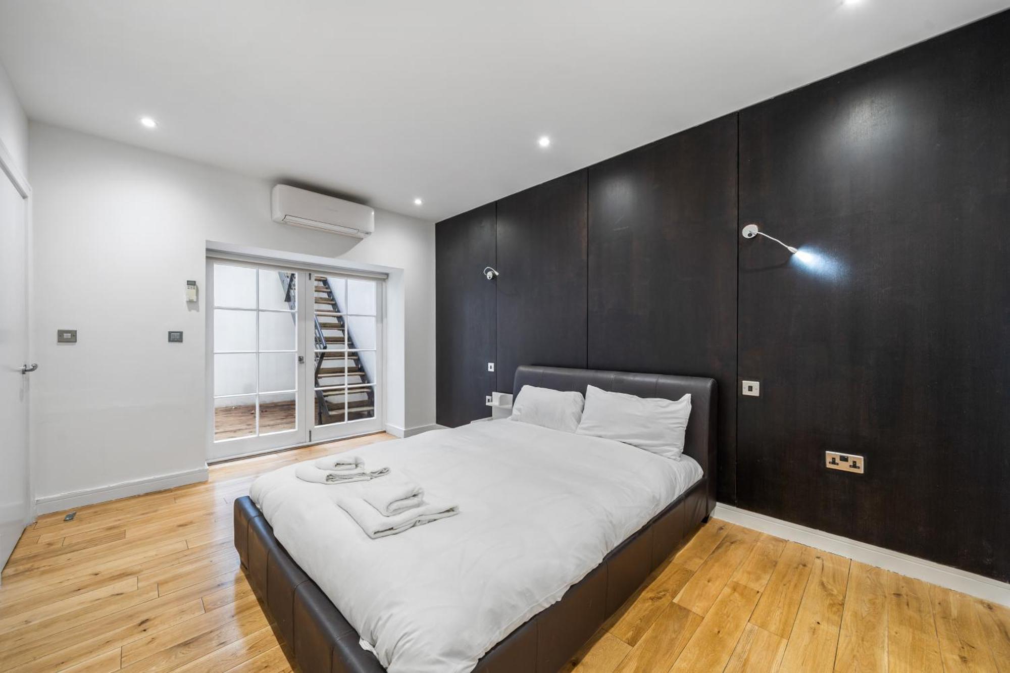 Apartment Stunning 2 Bed 2 Bath With Air Con + Garden *