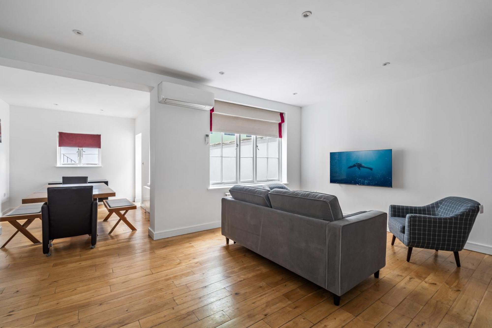 Stunning 2 Bed 2 Bath With Air Con + Garden Apartment *