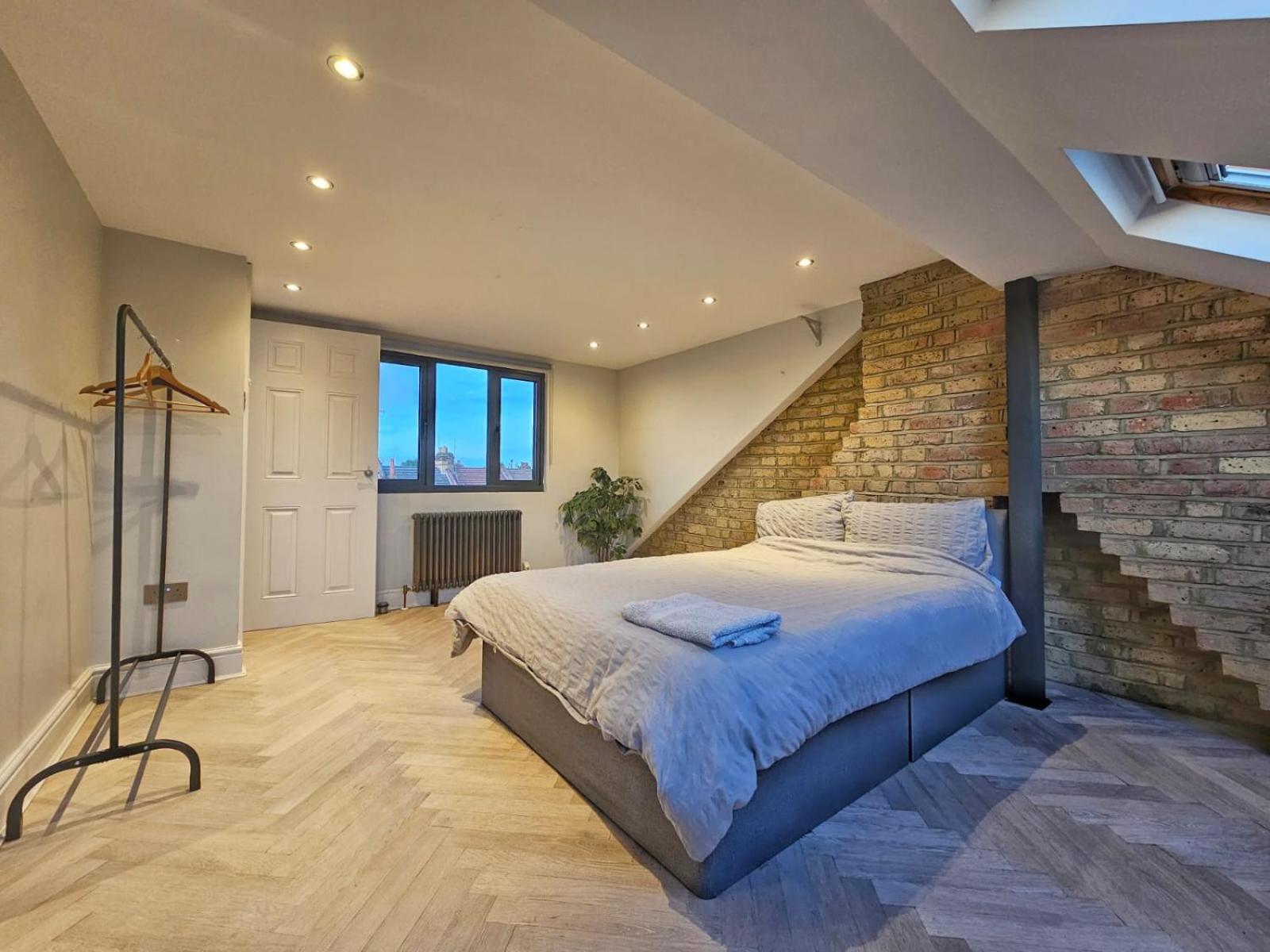 Contemporary 3 Bed House With Spacious Garden Close To Stratford & Canary Wharf