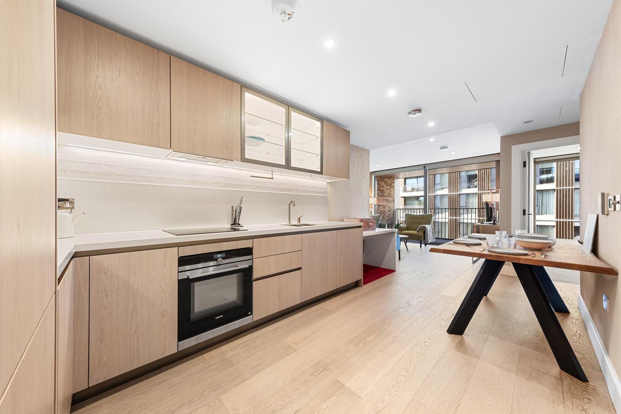 Luxury 1bdr + Balcony - London